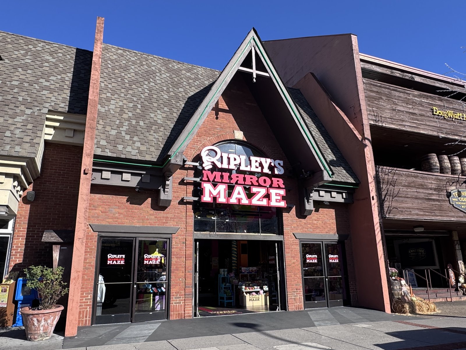 Ripley’s Marvelous Mirror Maze